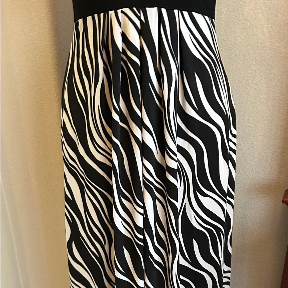 Elegant Black and White Zebra Print Maxi Dress - Picture 5 of 13